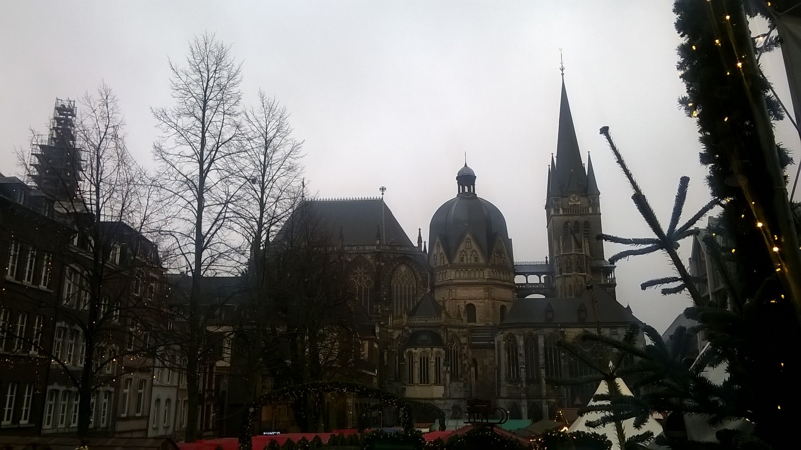 Aachener Dom gerüstfrei zum Weihnachtsmarkt