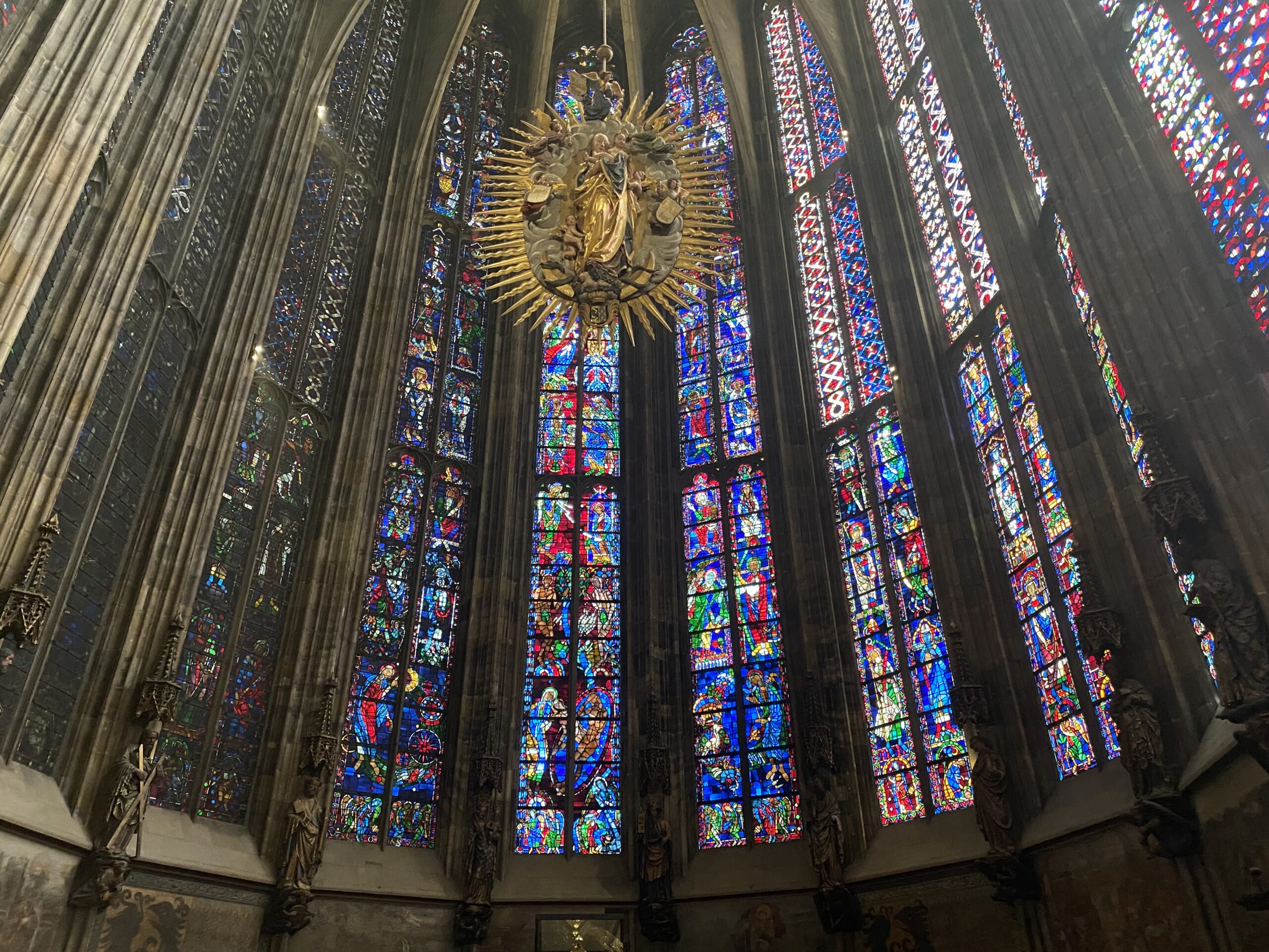 Schönheitskur für das Glashaus von Aachen: Die Sanierung der Chorhallenfenster